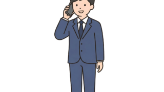 スマートフォンで通話するスーツ姿の若い男性ビジネスマン