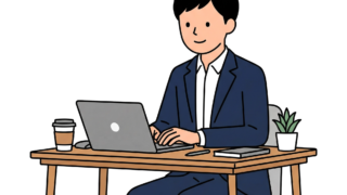 パソコンでデスクワークをするスーツ姿の男性会社員